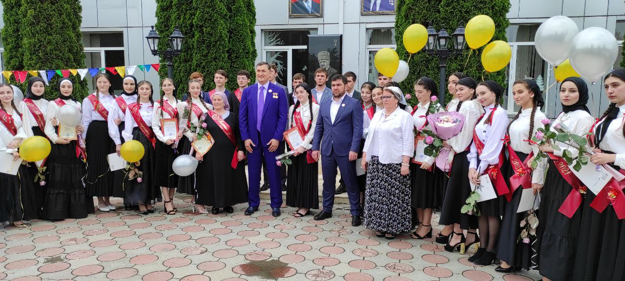 «Звени, звонок, над уходящим детством…»